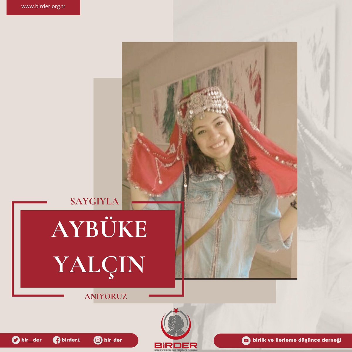 Şehit Öğretmen Aybüke Yalçın, PKK terör örgütünün hain saldırısıyla aramızdan alındı.

Bir müzik öğretmeniydi, öğrencilerine umut, vatanına sevdalıydı.

Bu millet seni unutmayacak Aybüke Öğretmen.! 

Kalemlerimize, sazlarımıza, hayallerimize uzanan o karanlık eller kırılacak!
