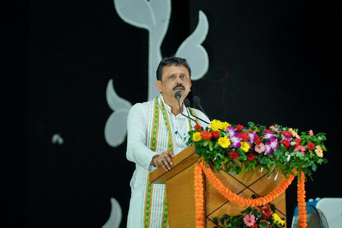 southtripuraDM's tweet image. 🌟 A proud moment for South Tripura!
At the District Mega Loan Fair in Belonia, ₹20 Cr was joyfully disbursed to 1,042 women-led SHGs by 21 CLFs under TRLM 💰💪
A strong step towards financial freedom &amp;amp; rural prosperity! 👩‍🌾✨
#TRLM #WomenEmpowerment #SouthTripura