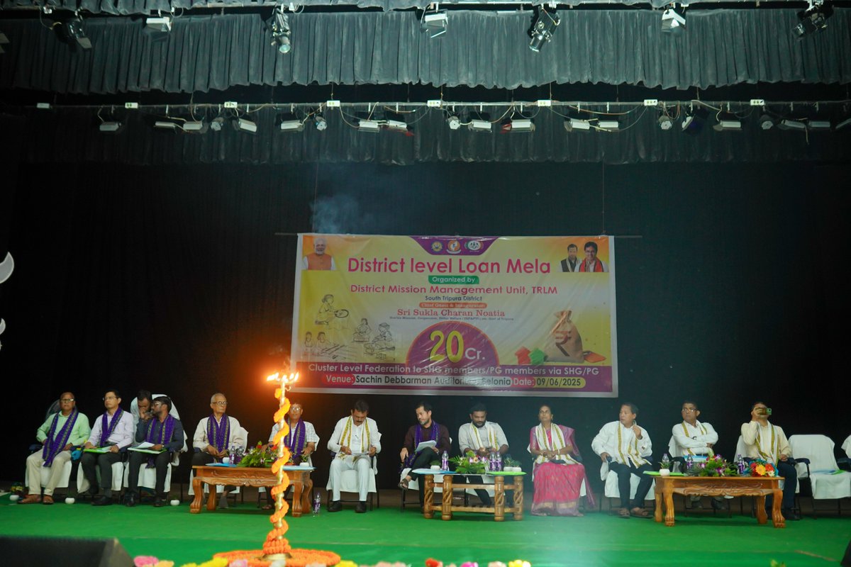 southtripuraDM's tweet image. 🌟 A proud moment for South Tripura!
At the District Mega Loan Fair in Belonia, ₹20 Cr was joyfully disbursed to 1,042 women-led SHGs by 21 CLFs under TRLM 💰💪
A strong step towards financial freedom &amp;amp; rural prosperity! 👩‍🌾✨
#TRLM #WomenEmpowerment #SouthTripura