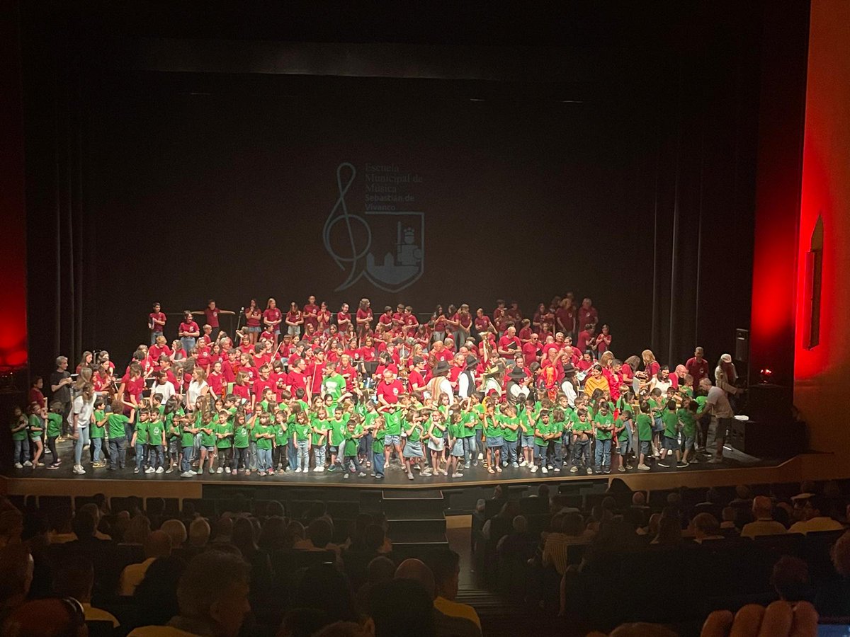 🥰 Qué bonito lo que vivimos ayer en el Lienzo Norte. Pura emoción.Solo podemos decir GRACIAS 🎸🪈🎻🥳
<a href="/Ayto_Avila/">Ayuntamiento Ávila</a>
#familiaemmav 
#ayuntamientodeavila 
#vivalamusica 
#XXAniversarioEMMAV