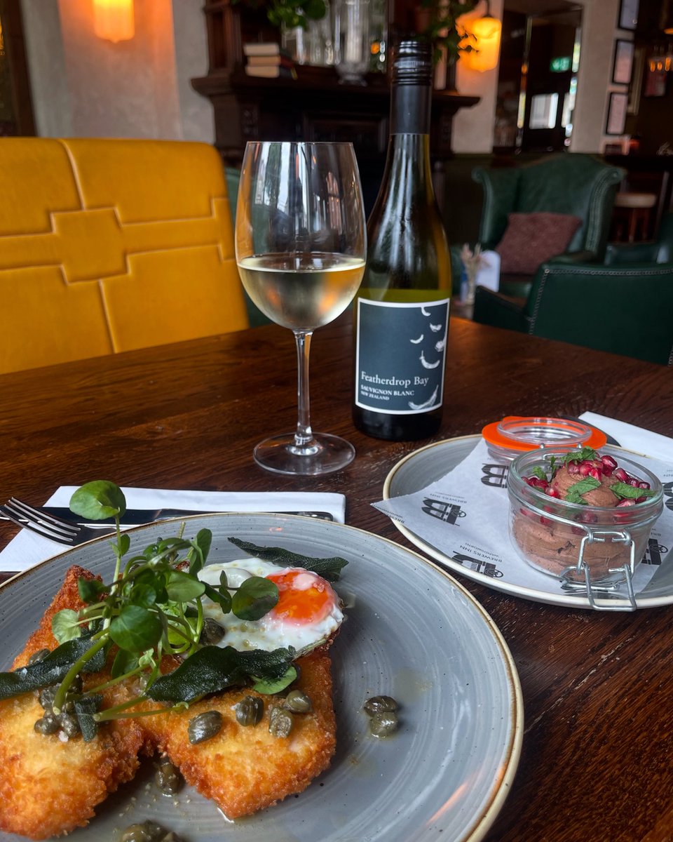 Brewers_Inn's tweet photo. Feeling those Monday blues? 💼💙
Let us turn your week around with our seasonal set menu! 🌿🍽️ 
Whether it’s lunch or dinner, treat yourself to something seriously delicious 😋

Available Monday to Friday.

#summersetmenu #seasonalproduce #youngspubs #pubfood #pubsofwandsworth https://t.co/h5YiIzy8fB
