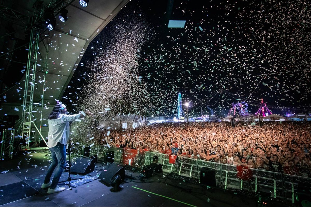 arrebatoficial's tweet photo. Muchas Gracias Getafe! Fué una noche realmente mágica y llena de luz! Gracias a las mas de 15.000 almas que consiguieron emocionarme y hacerme sentir el hombre ms feliz del mundo! Gracias por vuestro cariño que me lo llevo en la maleta, espero volver muy pronto!😊❤️ https://t.co/tQNoOsNiwR