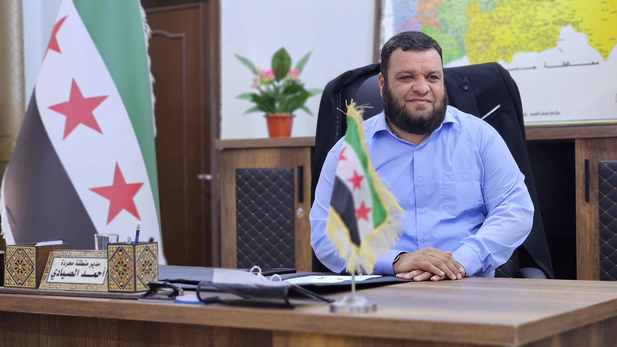 Hama_Liv's tweet photo. خاص | مدير منطقة #محردة السيد احمد الصيادي يستقبل رؤساء الدوائر الحكومية في منطقة محردة للتهنئة بعيد الأضحى، حيث جرى مبادلة التهاني وبحث العديد من المشاكل الأساسية.

#حماة_مباشر https://t.co/dYytkUo0f0