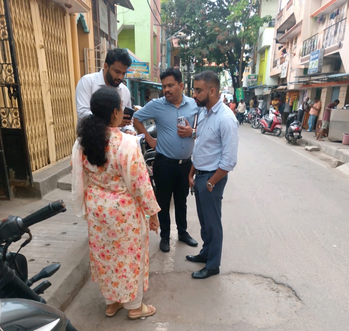 South Zonal commissioner Digvijay Bodke  inspected ward roads desilting, footpath rectification and AMC works in kempapura Agrahara ward, Vijayanagara division, #South zone.

#BBMP #BBMPCares #DKShivakumar #bbmpchiefcommissioner