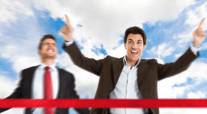 Kerja di Indonesia – “Mitos Karyawan Ideal”

Budi baru diterima di sebuah perusahaan di Jakarta.
Gajinya standar UMR, plus tunjangan transport dan makan.

Di awal, Budi optimis banget:
“Akhirnya gue kerja di kantor bonafide!”

Hari pertama:
– Datang sebelum jam 8, pulang lebih