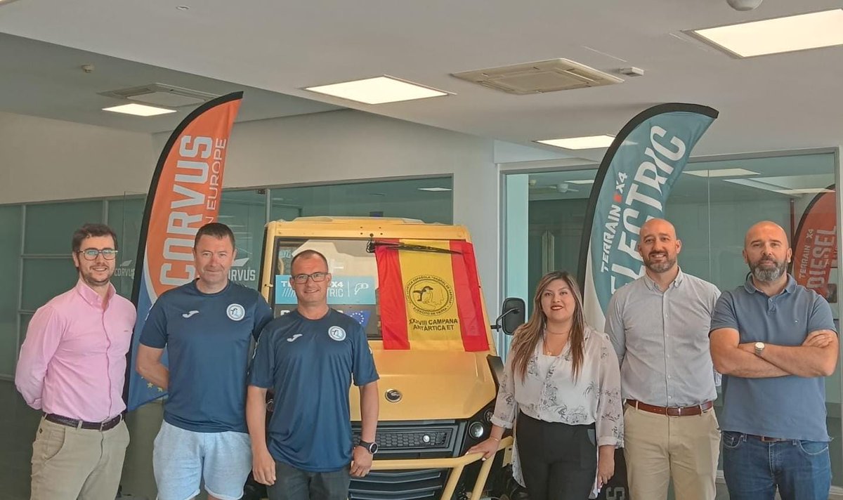 El área de motores de la XXXIX Campaña Antártica ❄️🇪🇸 visita las instalaciones de la empresa CORVUS UTV.
Su vehículo se caracteriza por una muy buena adaptación al terreno antártico, así como por su fácil manejo y poco mantenimiento.