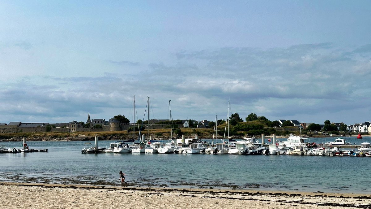 After Noirmoutier we actually arrived in Brittany yesterday! Lovely Camping Car Park near Lorient and not feeling too busy despite the Bank Holiday weekend 😎🇫🇷🚐