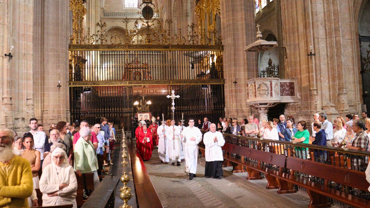 Diócesis de Segovia (@diocesissegovia) on Twitter photo ✨Ayer celebramos el V Centenario del inicio de la <a href="/catedralsegovia/">Catedral de Segovia</a> con una emotiva Eucaristía presidida por <a href="/jesusvidalch/">Jesús Vidal</a> en la solemnidad de Pentecostés y retransmitida por <a href="/la2_tve/">La 2</a> Una celebración llena de historia, fe y gratitud. Crónica completa 👇diocesisdesegovia.es/2025/06/09/la-… ✨Ayer celebramos el V Centenario del inicio de la <a href="/catedralsegovia/">Catedral de Segovia</a> con una emotiva Eucaristía presidida por <a href="/jesusvidalch/">Jesús Vidal</a> en la solemnidad de Pentecostés y retransmitida por <a href="/la2_tve/">La 2</a> Una celebración llena de historia, fe y gratitud. Crónica completa 👇diocesisdesegovia.es/2025/06/09/la-…