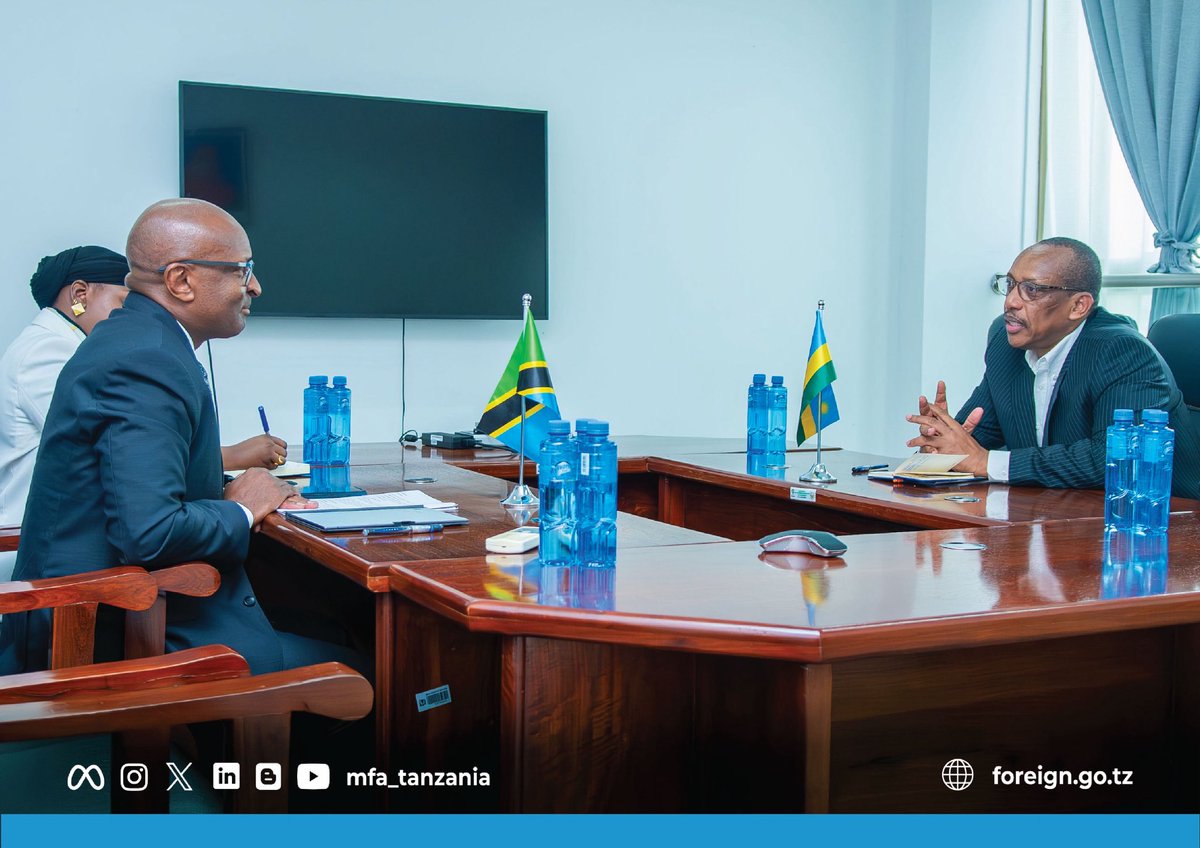 Tanzania na Rwanda kuimarisha ushirikiano wa uwili

Katibu Mkuu Wizara ya Mambo ya Nje na Ushirikiano wa Afrika Mashariki, Balozi Dkt. Samwel Shelukindo, amefanya kikao na Balozi wa Jamhuri ya Rwanda nchini Tanzania, Mhe. Jenerali Patrick Nyamvumba kuangazia maeneo muhimu ya