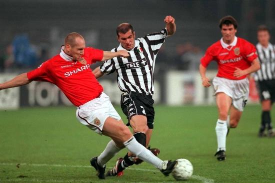 90sfootball's tweet image. Jaap Stam vs Zinedine Zidane 👊