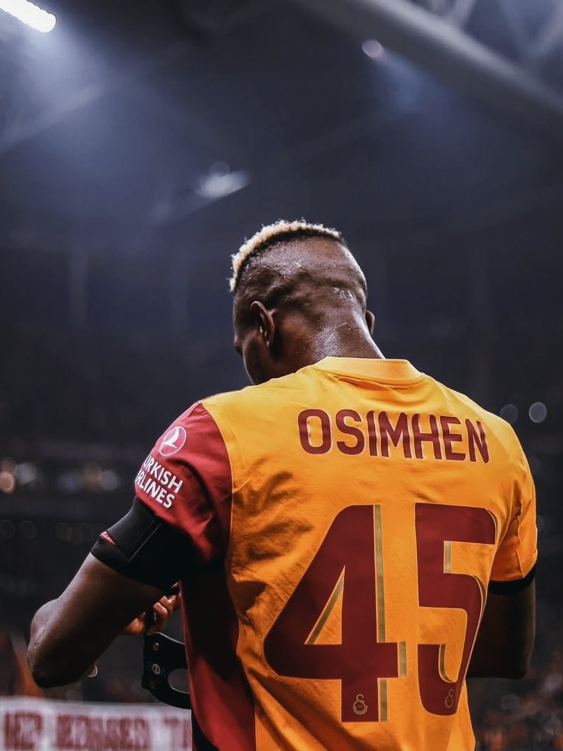 Victor Osimhen transferi artık kabak tadı verdi. Her gün bir takımla anlaşıyor, sonra yalanlanıyor, sonra yine başa sarıyor. Gerçekten sıkmaya başladı bu süreç. Umarım en kısa sürede imzayı atar da hepimiz rahatlarız. #StayWithUsOsimhen