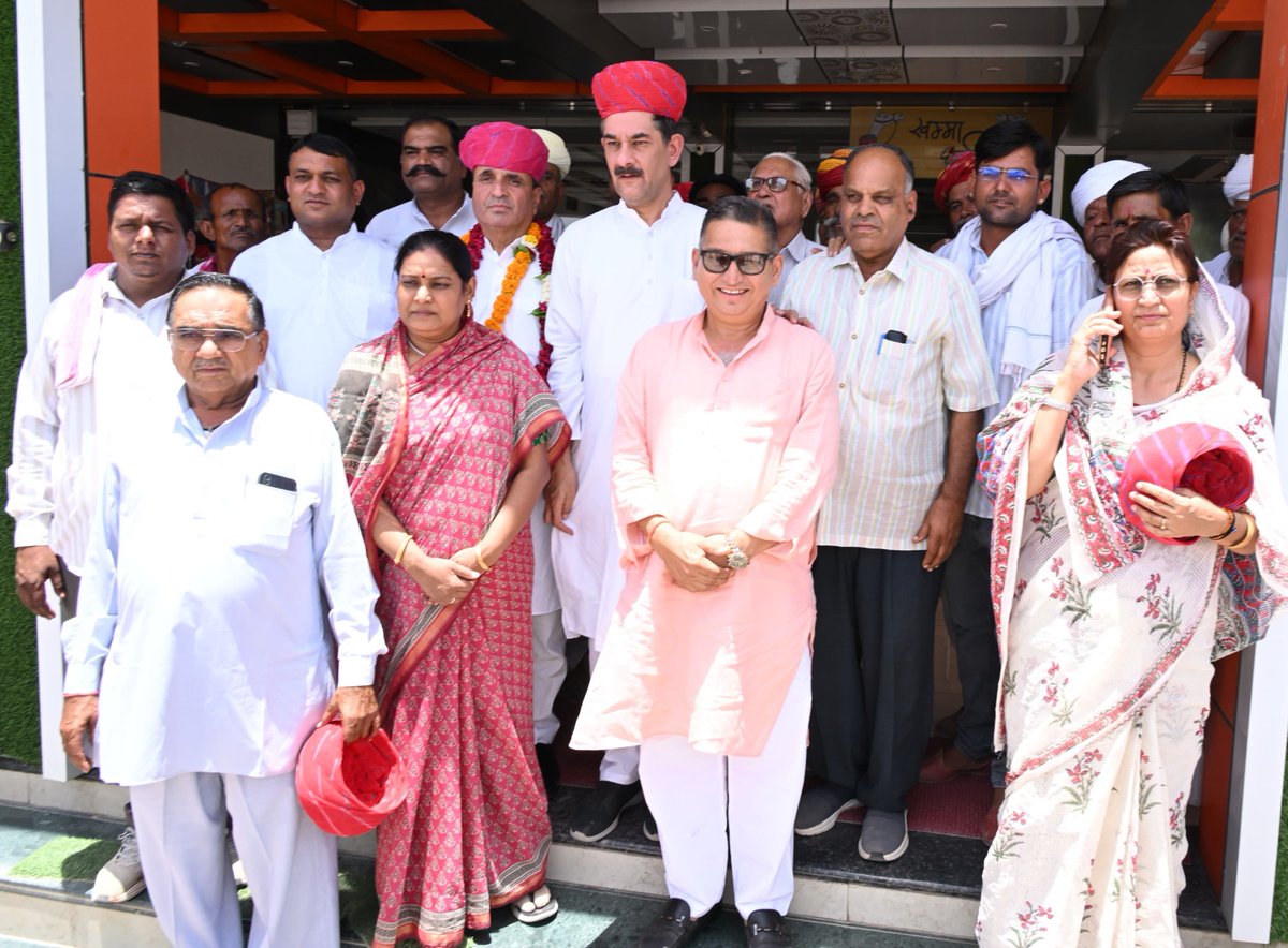 JitendraSAlwar's tweet photo. नागौर से जोधपुर के रास्ते पर स्थानीय समर्थकों और स्नेहिल समाज बंधुओं ने भावपूर्ण स्वागत किया।
#Nagaur #Jodhpur https://t.co/iu47PHm9Q2