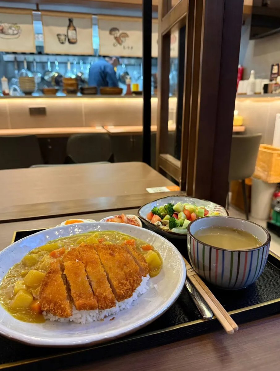 静かにすべての食事の美食を享受します。