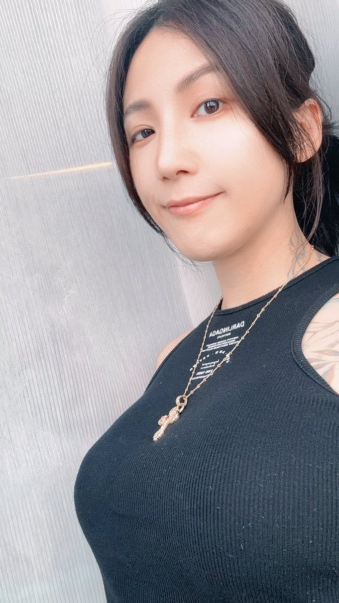 喜歡哪個我😳 https://t.co/h2U7zt02oM