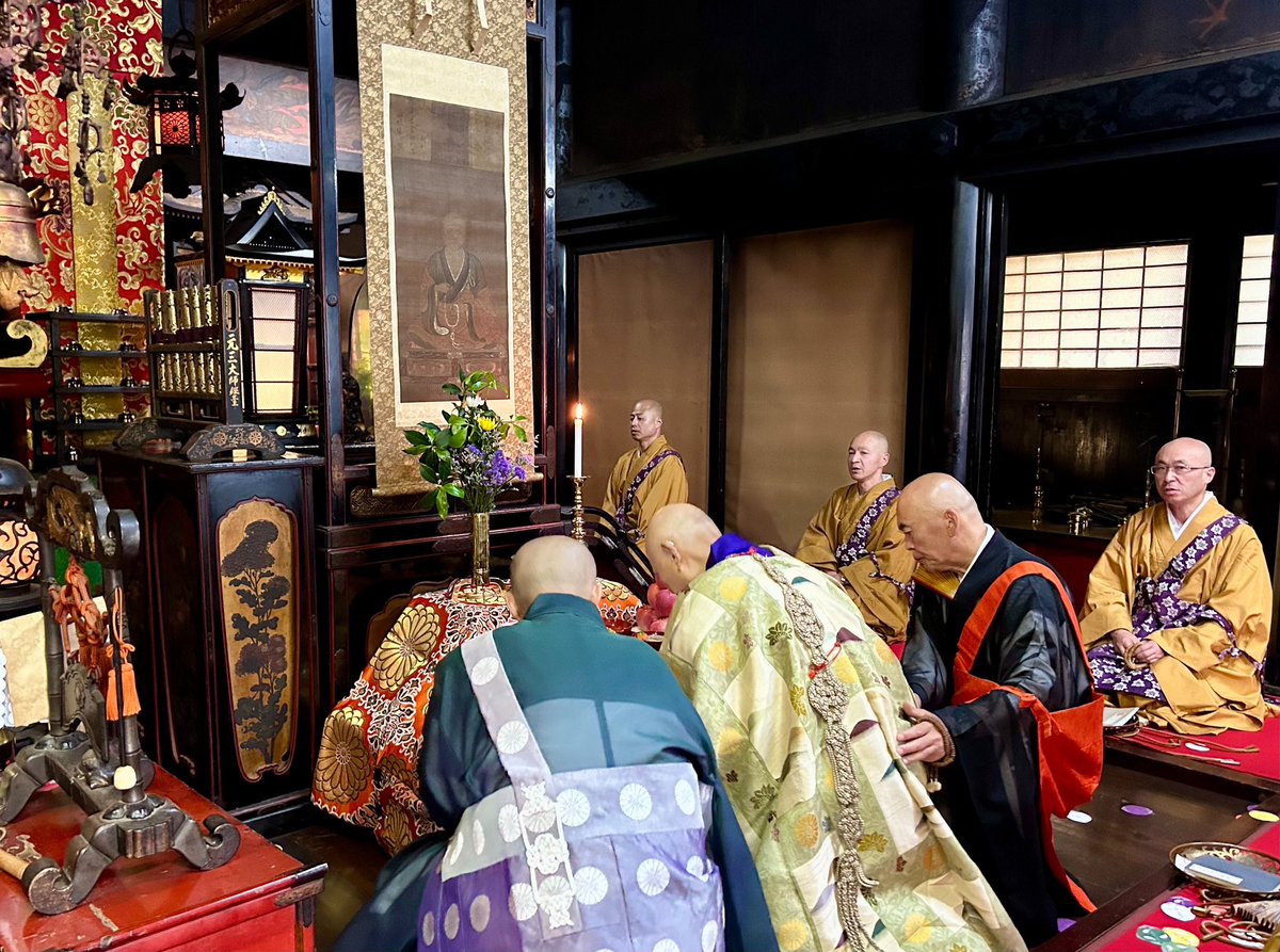 enryakuji_hiei's tweet image. 横川元三大師堂にて、恵心講二十五三昧六道講式が奉修されました。この法要は、恵心僧都源信が著した叡山浄土教の書である「往生要集」の浄土思想を実践する念仏結社「二十五三昧会」がもととなっており、二十五という数字は、衆生が流転輪廻する生死の世界を25に分けた「二十五有」からきています。