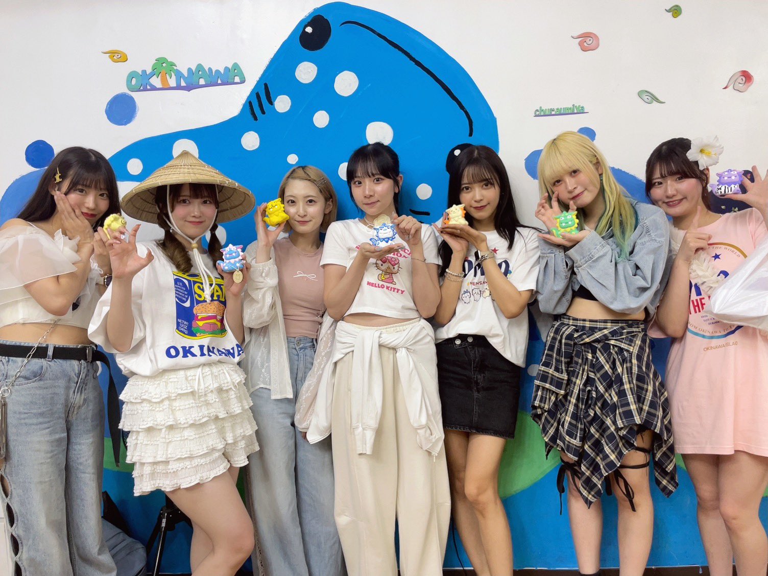 シーグラスアート　シー陶器　白ねこ〖ふたりで沖縄名物サーターアンダギーを味わう〗 シーグラスアート シー陶器 白ねこ〖ふたりで沖縄名物サーター