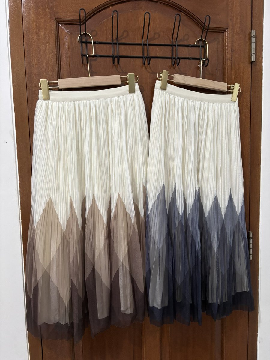 cihahihu's tweet photo. Rok Import gradasi (midi)
90k/ea (175k get 2pcs)
Coklat (2) navy (1)
Ini looks nya shimmer gtu, flowy. https://t.co/bB9SHtN251