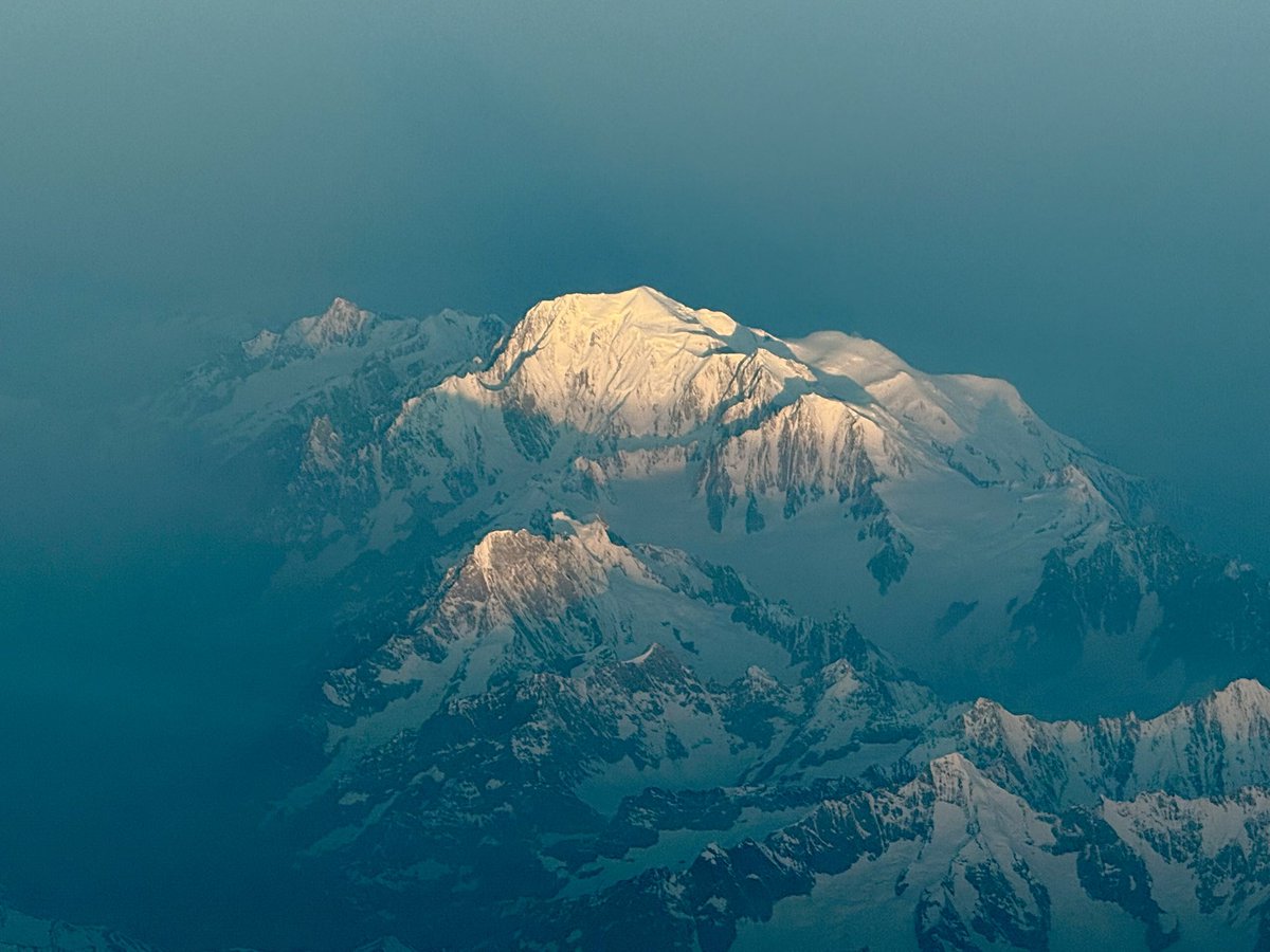 CaptainLacroute's tweet image. [#Aviation] 🏔️ Le Mont-Blanc, le Cervin et les Alpes nous accueillent majestueusement pour notre retour en France 🇫🇷✨
Un décor à couper le souffle, entre nature brute et émotions retrouvées.
Heureux de rentrer… avec vue ! 🌄❤️
#CockpitView #PilotLife #FlightDeck #AirplaneMode