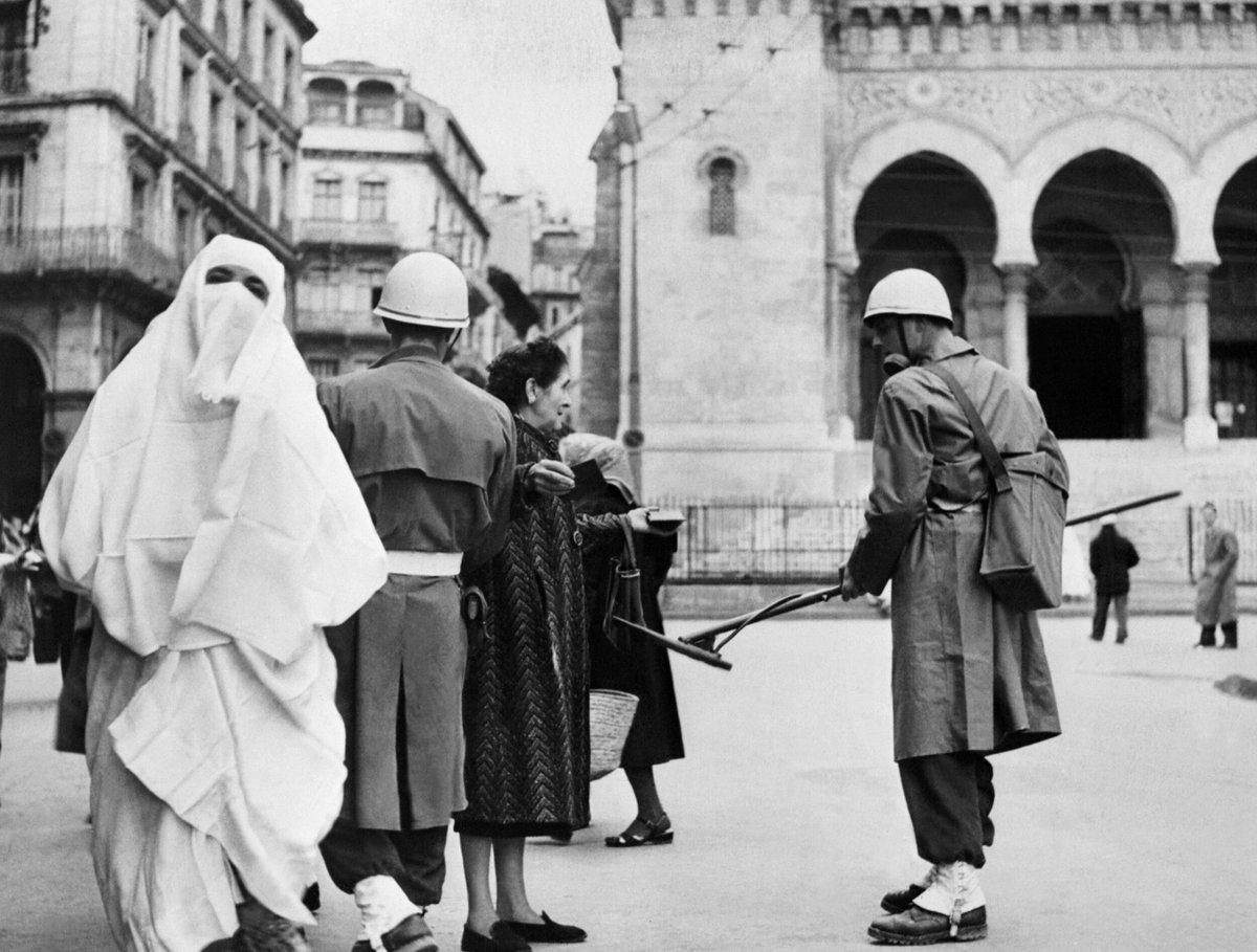 DzayerOffensive's tweet photo. Comment des sous-merdes de mécréant comme toi ose se revendiquer algérien 

Les femmes algériennes qui agissaient en Fidayine (c-a-d en posant des bombes dans les lieux fréquentés) étaient tous habillés en Haïk qui est un habit 10000x plus intégriste que le hijab car il couvre toutes les parties du corp 

La révolution algérienne est avant tout une révolution islamique rentre ça dans ton crâne