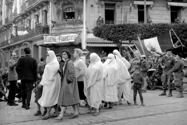 DzayerOffensive's tweet photo. Comment des sous-merdes de mécréant comme toi ose se revendiquer algérien 

Les femmes algériennes qui agissaient en Fidayine (c-a-d en posant des bombes dans les lieux fréquentés) étaient tous habillés en Haïk qui est un habit 10000x plus intégriste que le hijab car il couvre toutes les parties du corp 

La révolution algérienne est avant tout une révolution islamique rentre ça dans ton crâne