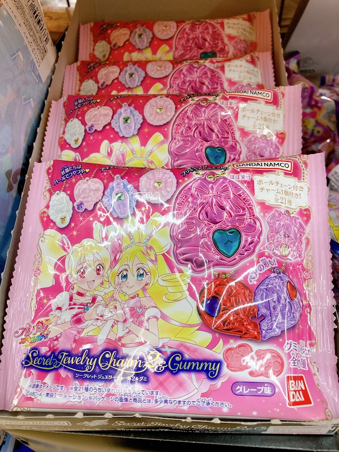 【 グッズ情報 】

『プリキュア』

\ BOXでのご購入も可能です /
“ プリキュアオールスターズ シークレットジュエリーチャーム2＆グミ ”が好評発売中❣️

皆様のご来店をお待ちしております🍵🌸

#プリキュア