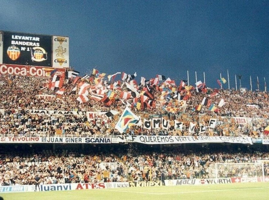 Valencianisme83's tweet photo. 🔳🦇 ESPECTACULAR @Ultrayomus Ida Semi #CopaDelRey. 1999.
‼️Viejos tiempos fueron mejores.
#ValenciaCF #RealMadrid #UltrasVCF https://t.co/Dez9vqjsZs