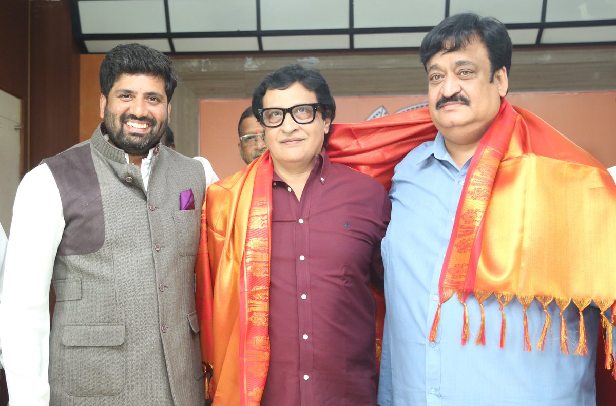 -తెలంగాణ స్టేట్‌ ఫిల్మ్‌ ఛాంబర్‌ ఆఫ్‌ కామర్స్‌ ప్రెసిడెంట్ గా ఎన్నికైన ప్రముఖ నిర్మాత సునీల్‌ నారంగ్‌,సెక్రటరీగా శ్రీధర్ వి ఎల్, జాయింట్ సెక్రటరీగా చంద్ర శేఖర్ రావు జే,  వైస్‌ ప్రెసిడెంట్స్‌గా రవీంద్ర గోపాల, ఉదయ్ కుమార్ రెడ్డి కె,ట్రెజరర్ గా సత్యన్నారాయణ గౌడ్.బి ఎన్నికయ్యారు.