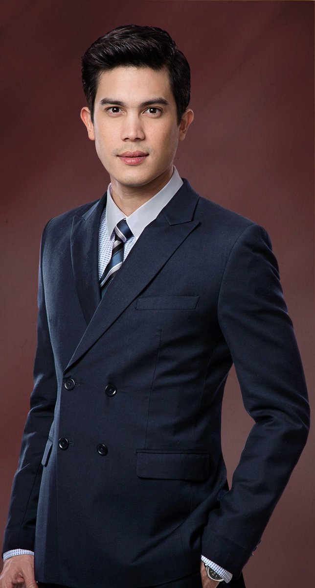 ในโคนันก็มีนะคะ คนใส่สูทมาทะเล...
พี่ชาวีร์สาขานิฮง