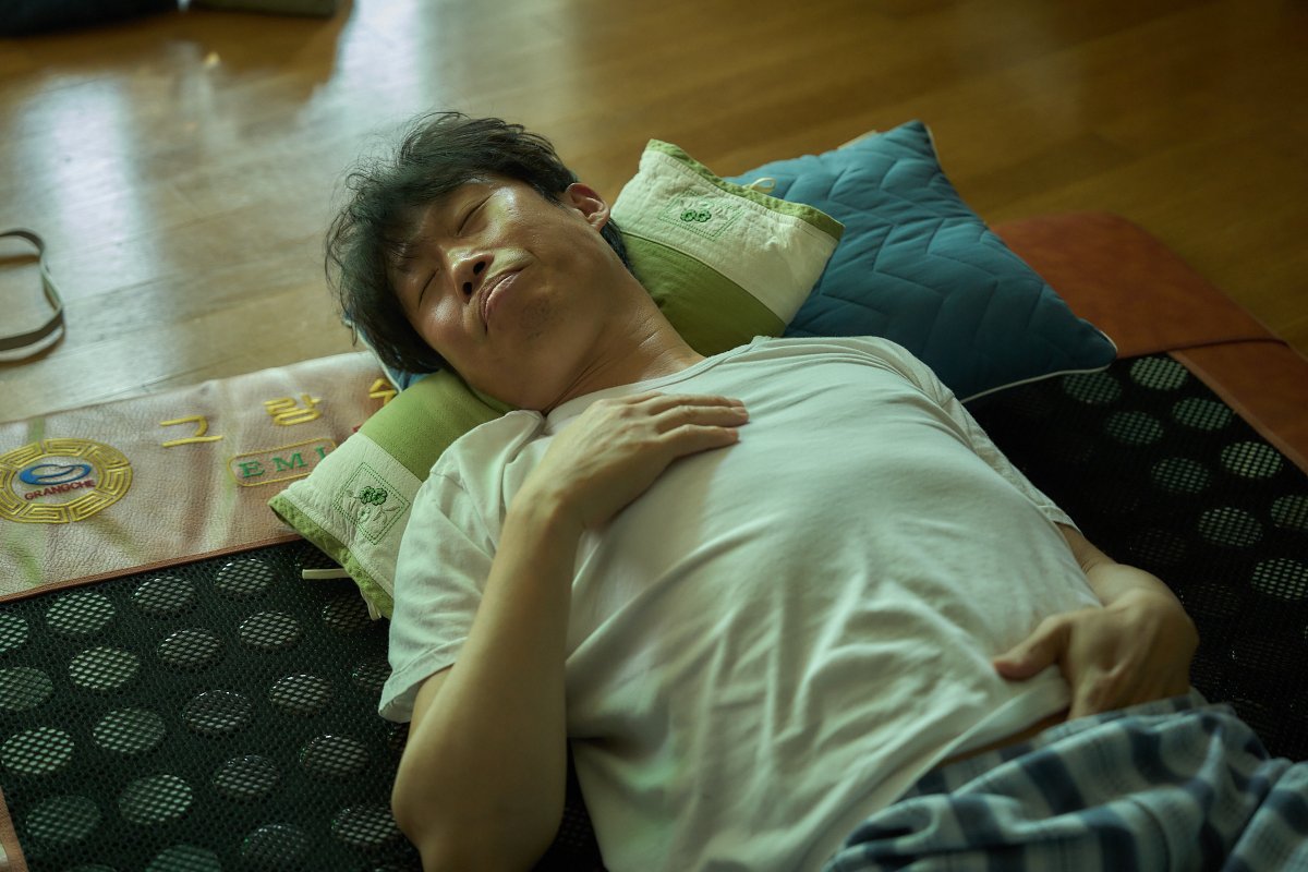 showboxmovie's tweet image. 두 분 진짜 술 드신 거 아니죠?😭
소주 먹고 난 다음날 아침 내 모습인 줄 알았어요..
유해진&amp;이제훈, 공감 10000%
#소주전쟁 숙취 스틸 공개
&lt;소주전쟁&gt;🍾✨
극장에서 #절찬상영중
#소주전쟁 #탑소주
#유해진 #이제훈
#손현주 #최영준