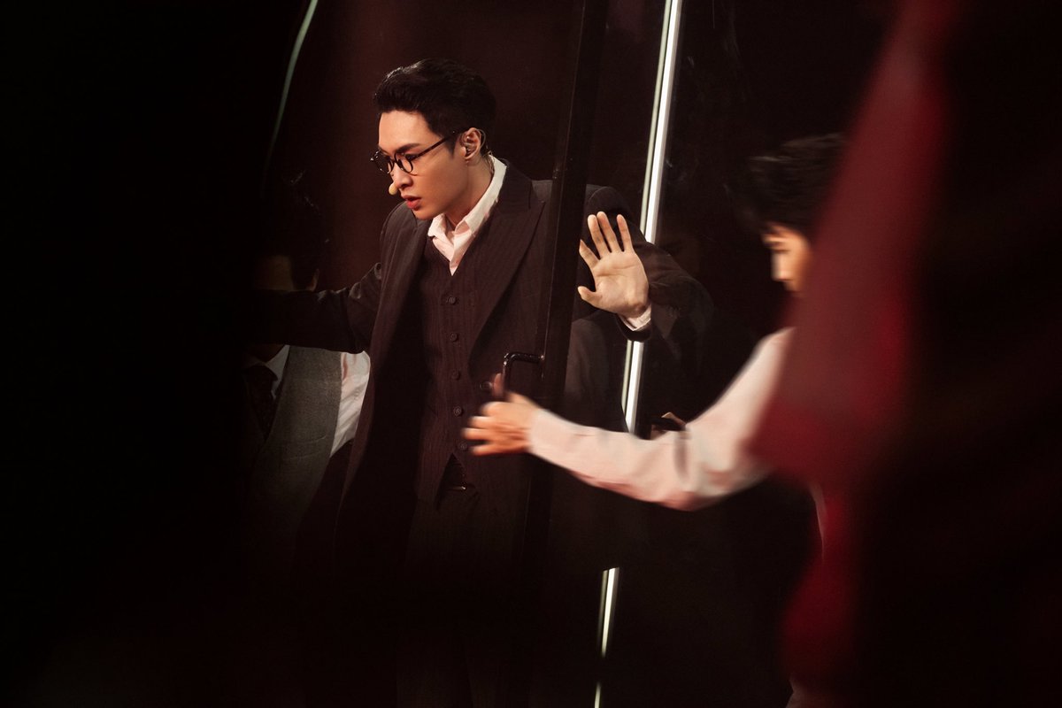 The lingering warmth of the Silk Road rests at our fingertips — the memory of last night’s stage still glows. 📸
Master Chang Shuhong <a href="/layzhang/">Lay Zhang</a> — Nanjing Ver. now airing.#LAY #LayZhang