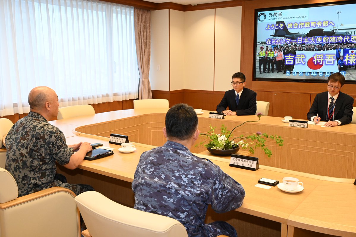 jjoc_pa's tweet image. 6月6日、統合作戦司令官は、在ミャンマー日本大使館臨時代理大使である吉武将吾駐ミャンマー臨時代理大使の訪問を受けました。
吉武大使から本年3月に発生したミャンマー中部を震源とする地震による被害に関し、派遣された自衛隊の部隊及び活動に携わった全自衛隊員へ謝辞が伝えられました。