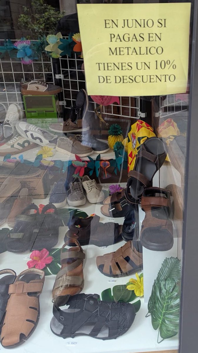 Un amigo me manda una foto del escaparate de una tienda de barrio, con un cartelito que pone “EN JUNIO SI PAGAS EN METALICO TIENES UN 10% DE DESCUENTO”.

«Esto sí que es "mes sin IVA" y no los de Mediamarkt», añade.

#leídoenWhatsapp