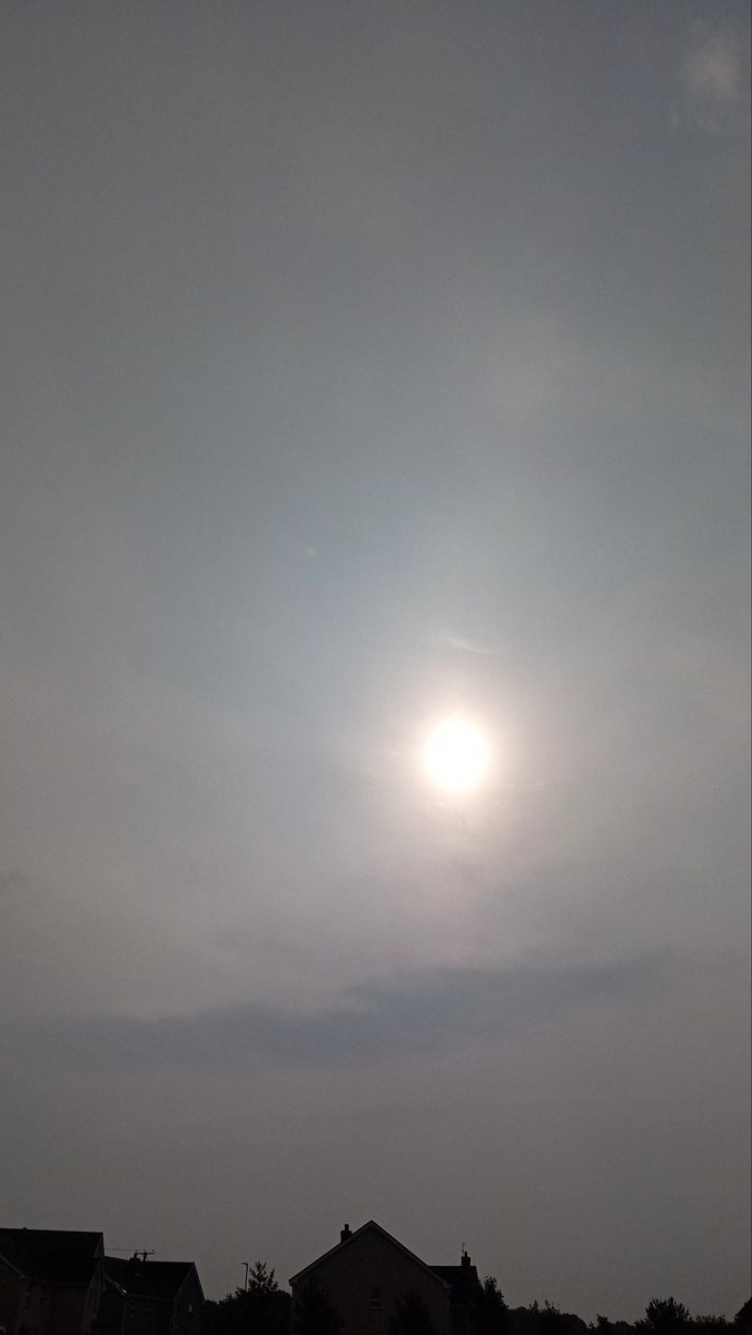 CaitronaO's tweet photo. It's 9.30 and we have watery chemical skies @Keir_Starmer I didn't consent to my taxes being paid to destroy nature #geoengineering #solarblocking #gates #billgates https://t.co/V9U946kuJz