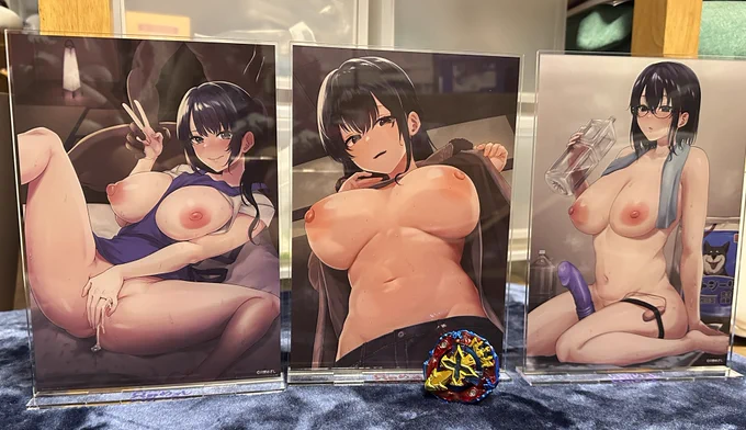 FANZAくしB賞のでっかいアクリルスタンド! 大きさ比較に好きなベイブレード置いときました。みんなベイブレード持ってるから大きさ分かるよな!!