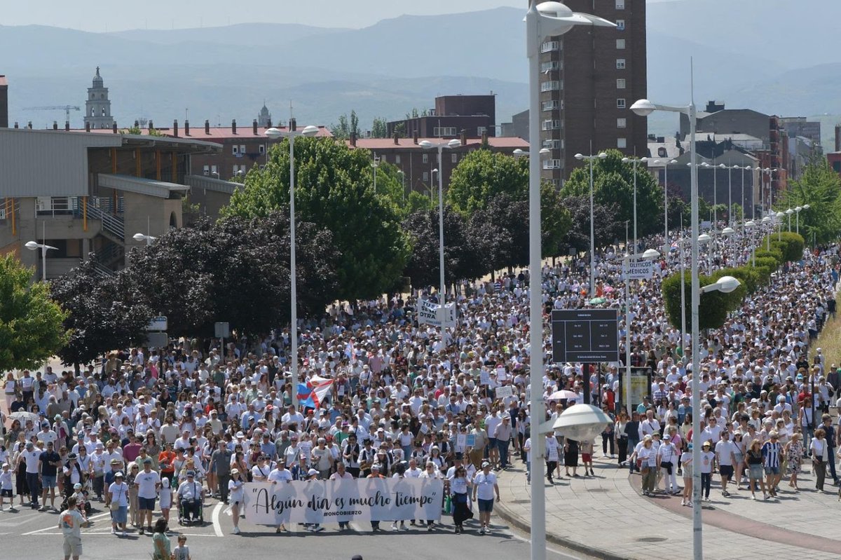 ferpectamente's tweet photo. La manifestación importante estaba en el #Bierzo, @alferma1, pidiendo una sanidad digna que su gobierno nos niega. 
Por favor, dadnos bola @MalasLenguasLa2, @MVTARDE, @MananerosTVE, @Ruiz_Noticias, @Lanoche_24h, @xabierfortes, @_InakiLopez_ @eldiarioes, @rtvenoticias @oncobierzo https://t.co/c26HBDrBsV
