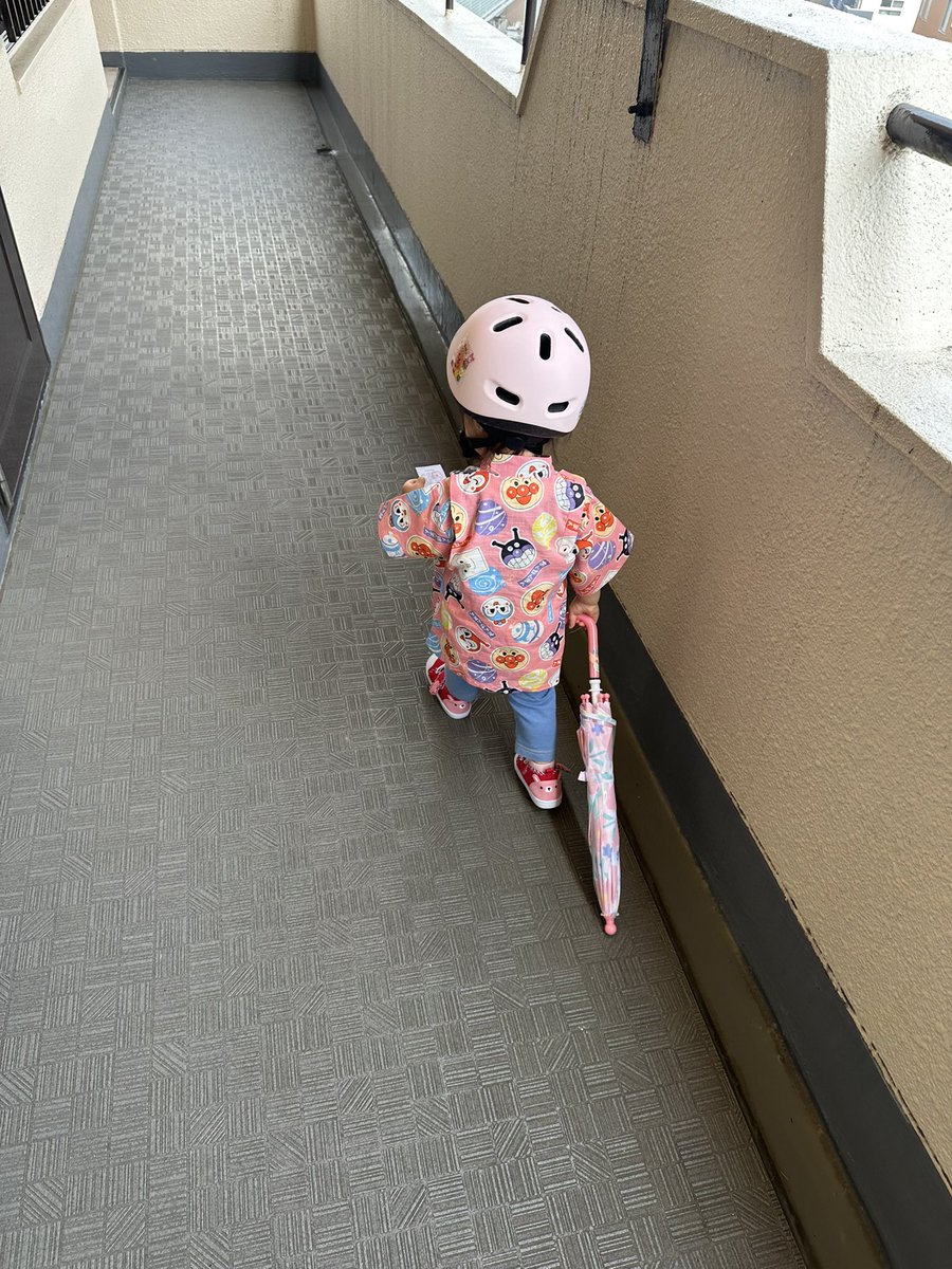 gorilin0202's tweet photo. 今日の我が娘の登園コーデ
雨も降ってなければ
甚平着る予定の夏祭りは1ヶ月後
手に持ってる紙はゴミに出すはずだったもの
ヘルメットだけは自転車乗るのであってるね💯 https://t.co/clMJIRPCb6