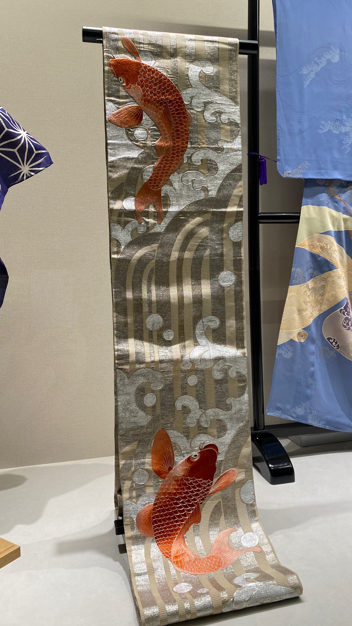 ルノアールの名画を細かい糸でさした刺繍作品　サイズF12 金と緑の豪華な額入り 田川啓二美術館 on X: 