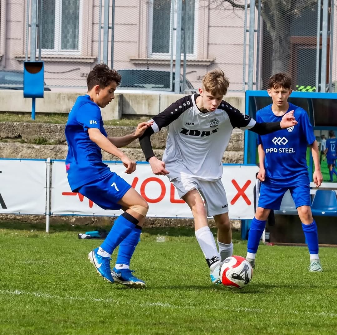 U14 byla ve Znojmě blízko remíze
V neděli 8. června nastoupili k dalšímu nadstavbovému zápasu žákovské divize ve skupině o 1-6. místo starší žáci U14. V utkání dvou rozdílných poločasů byli nakonec o branku šťastnější domácí fotbalisté 
Report na webu fczdas.cz/match/623