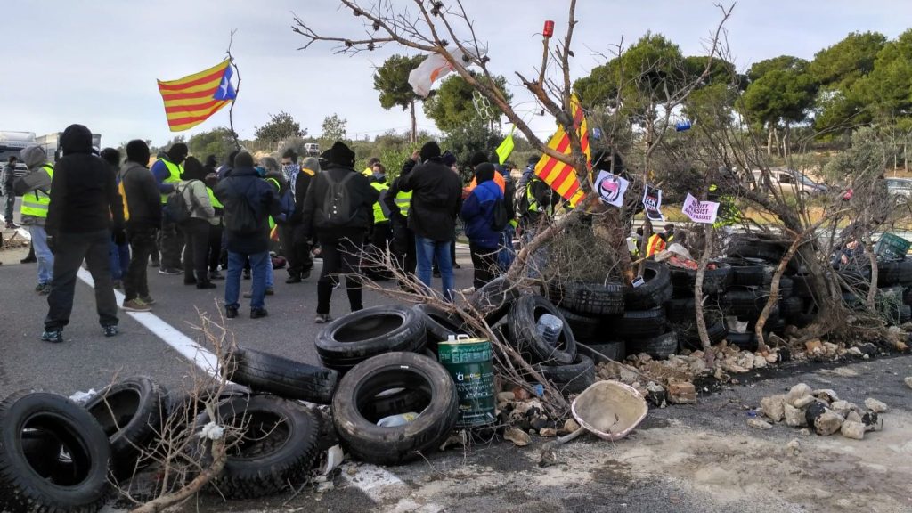 CDRCatOficial's tweet photo. 🔥 La vigília de Sant Joan toca cremar tot el que sobra. La vigília de Sant Joan no volem el Borbó a Montserrat ni per terra ni per aire.
#ForaBorbonsDeLaNostraTerra
#3dOctubreNiOblitNiPerdó https://t.co/Dk7LOyHPRq