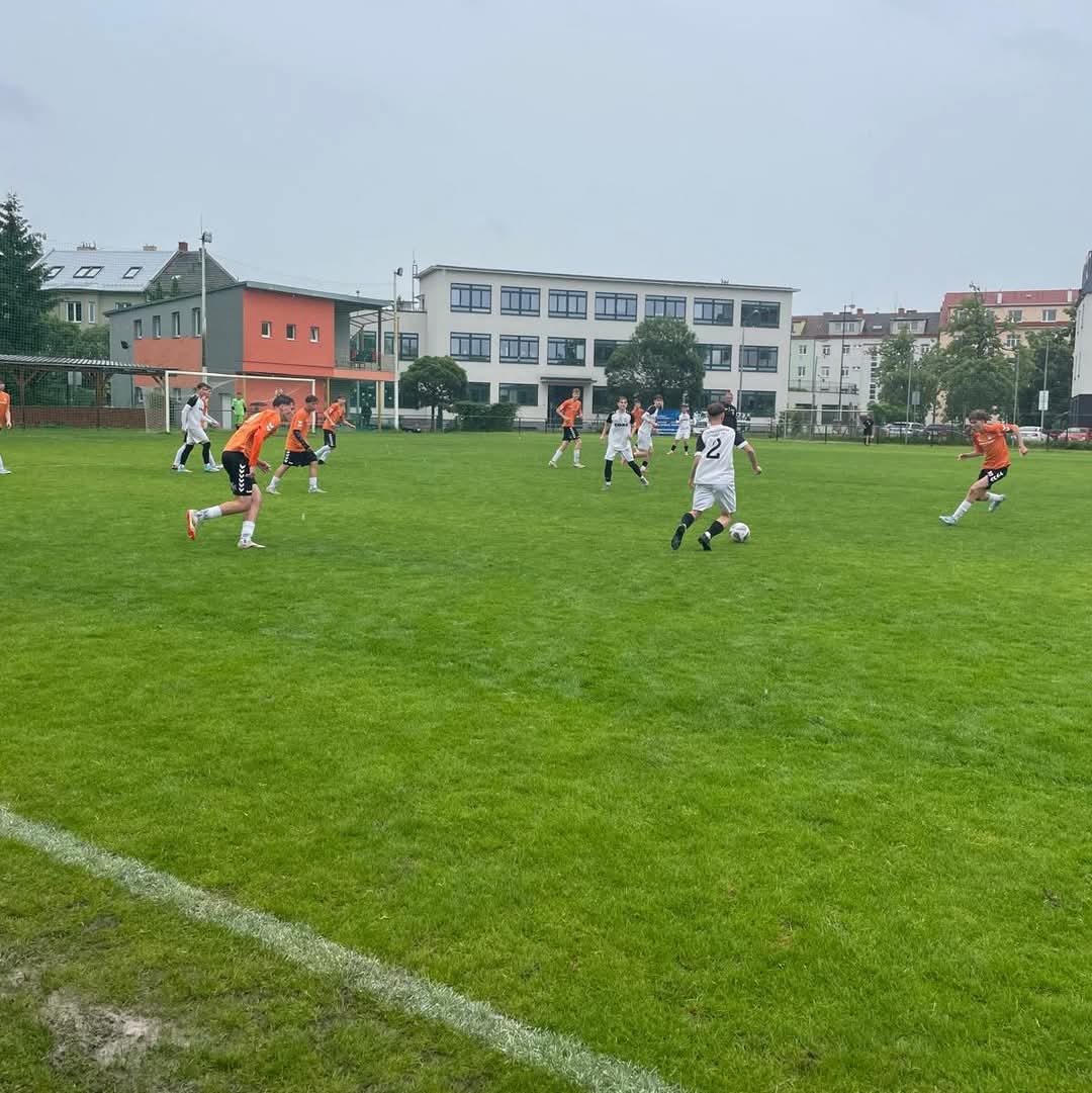 U17 vybojovala na těžkém terénu v Židenicích tři body 
V neděli 8. června nastoupili v dorostenecké divizi mladší dorostenci U17 na hřišti ČAFC Židenice. Utkání se rozhodlo v závěru druhé půle, kdy naši dorostenci rozhodli po brance Kotovice.  fczdas.cz/match/537