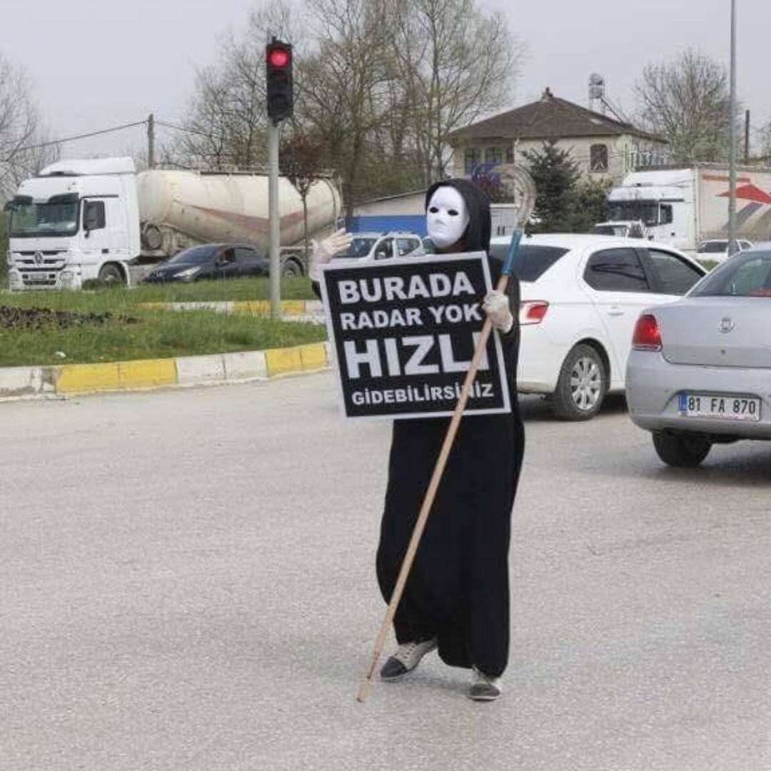Dönüş yolundaki sevgili misafirlerimiz, lütfen onu dinlemeyiniz. Siz bize gelecek yıllar için de lazımsınız.