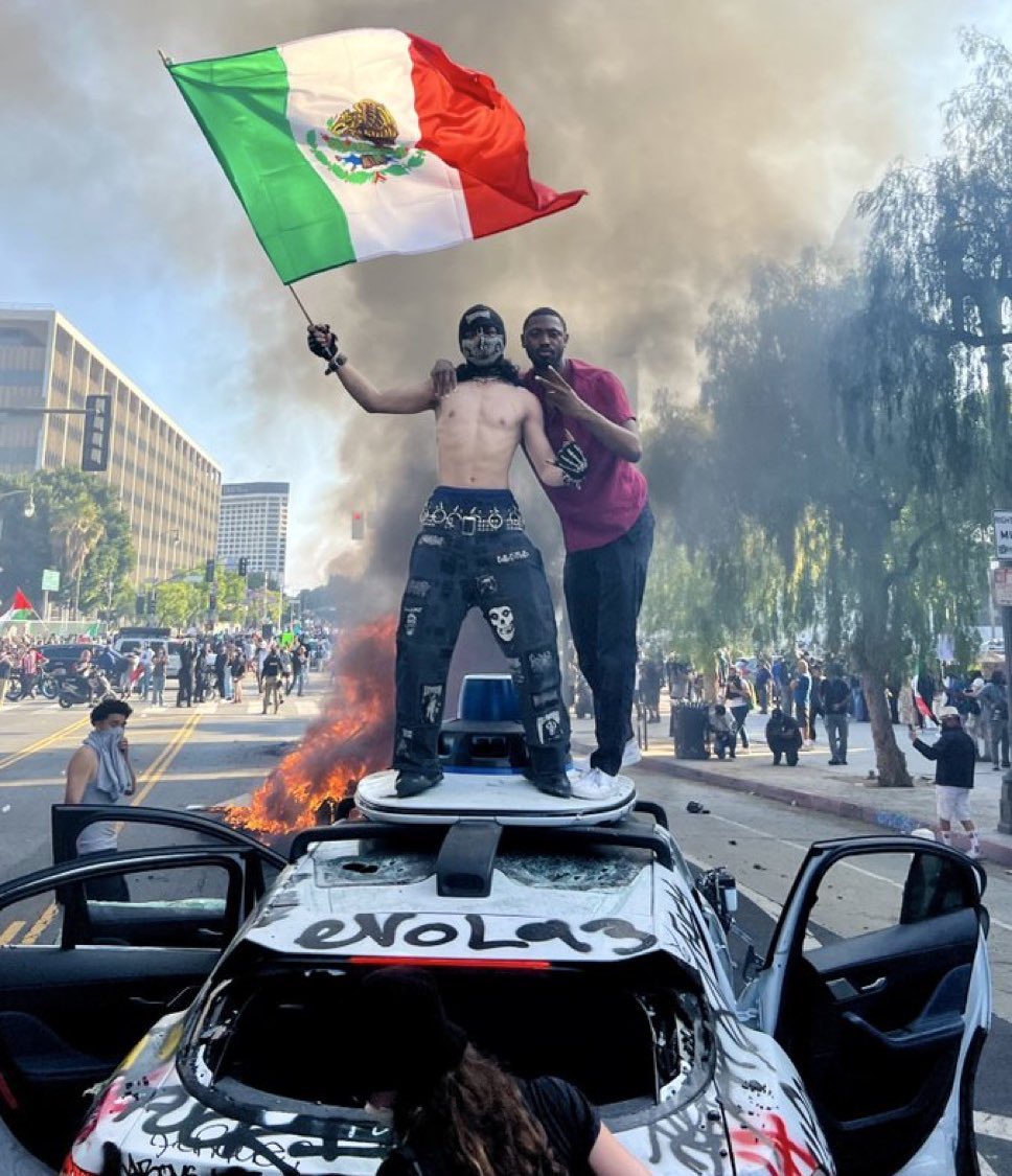 warsurveillance's tweet image. #BREAKING 🚨
Chaos erupts again in Los Angeles!
Fires blaze as rioters torch cars and property amid violent street clashes.

#LosAngeles #BreakingNews #Riots #CivilUnrest #LAUnderFire #Breaking
