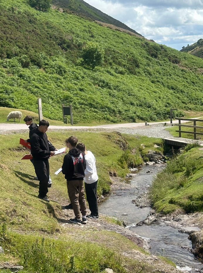 StraUponAvonSch's tweet image. Blue skies last week in beautiful @nationaltrust Carding Mill Valley for the Y10 GCSE Geography trip to study river forms #SuASEnthuse