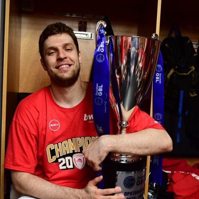 🔴⚪Βεζένκοφ στο ertsports: «Το δεύτερο παιχνίδι ήταν το “κλειδί”, εκεί άλλαξαν όλα»🔥🏀

#OlympiacosBC #Olympiacos 

𝝙𝝞𝝖𝝗𝝖𝝨𝝩𝝚 𝝚𝝙𝝮: ertsports.gr/mpasket/vezenk…