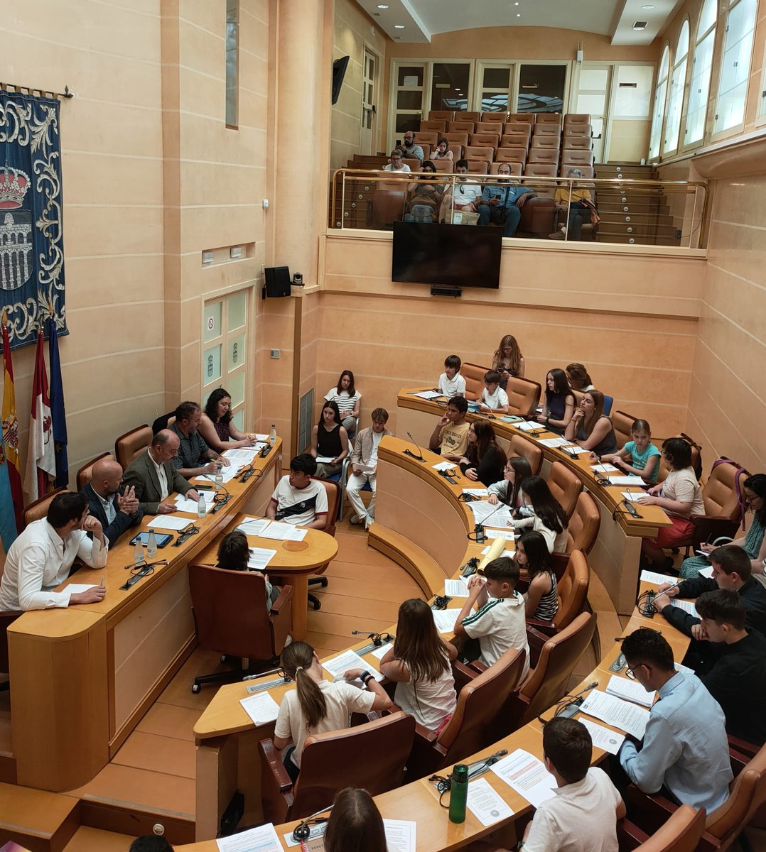 Nuestra alumna Sabrina Gilarranz participó en el III Pleno del Consejo de Infancia del Ayuntamiento de Segovia 🏛️. 

¡Gracias por representar al IES! Muchas gracias al ayuntamiento <a href="/segovia_es/">Ayuntamiento de Segovia</a> por dar voz a la juventud.

#IESAndresLaguna #Participación #Segovia #Adolescencia