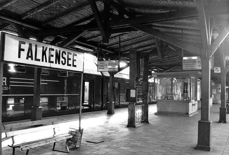biesdorfer83's tweet photo. 22.07.1989, Bahnhof Falkensee
Etwas Bahnhofsatmosphäre vergangener Zeiten.
Für den Doppelstockzug geht es in Kürze weiter nach Birkenwerder. https://t.co/kEM4Yg8A2f