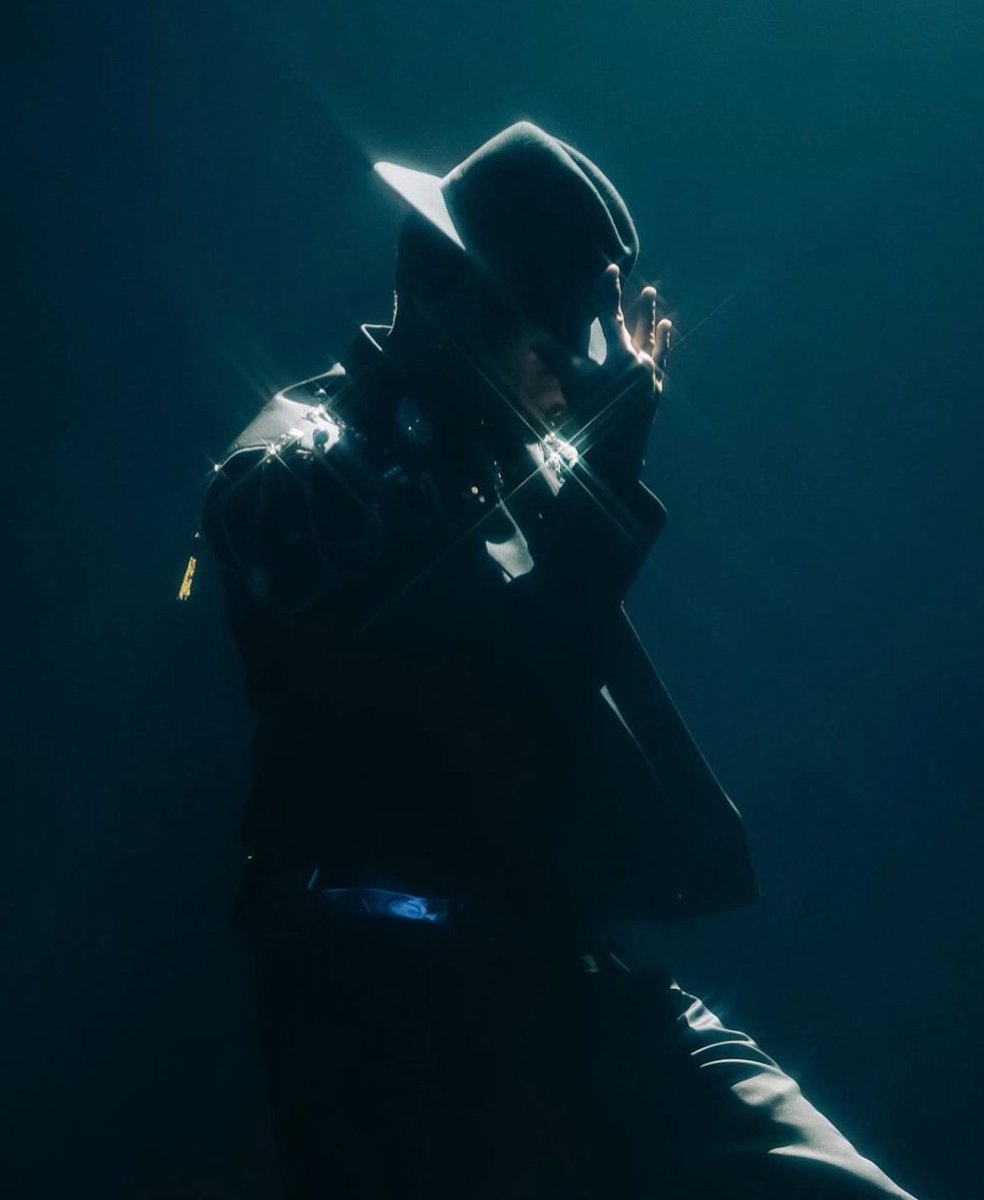 sara_ctecno's tweet photo. Chris Brown paid tribute to his idol Michael Jackson during the opening night of the Breezy Bowl in Amsterdam, performing to the tune of "Fine China."
A heartfelt homage: Chris never fails to show respect and love for MJ. 👑
The concert took place yesterday❤️ https://t.co/A37rwAIx1Z