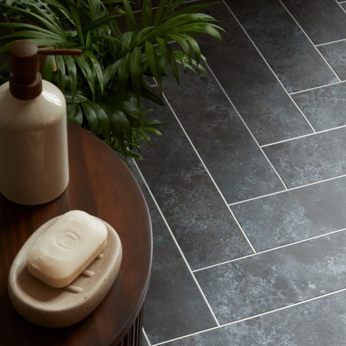 When your flooring takes on an industrial edge 🖤 Black Burnished Metal from our <a href="/AmticoFlooring/">Amtico</a> collections is designed to make an impact through its intense inky tones and metallic finish to bring a touch of industrial flair into a space. A great choice in the bathroom!