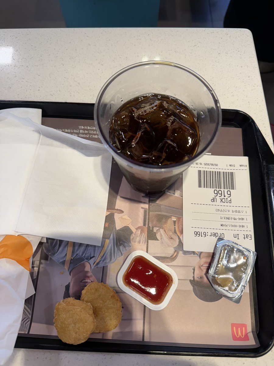 🍟 오늘도 평범한 하루, 하지만 이 작은 맥너겟 두 조각이 주는 위로는 결코 작지 않다. 시원한 콜라 한 잔과 함께라면 잠시나마 모든 고민을 잊을 수 있는 시간. 케첩과 머스터드 소스 사이에서 갈등하다가 결국 둘 다 선택한 나, 이게 진짜 소확행이지. #맥도날드 #소확행 #맥너겟 #일상 #혼밥