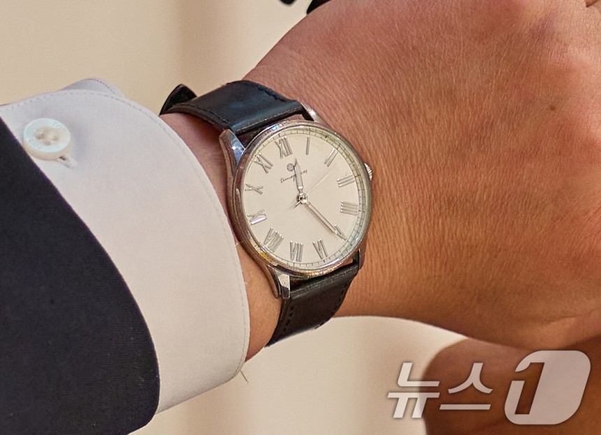 李대통령
"기념품 시계가 필요한가요?"…'시가 4만원' 손목시계 착용 

해당 제품은 국내기업 이랜드의 주얼리 브랜드인 이랜드 OST의 '달빛정원 블랙레더 남성 커플 가죽시계'이다.

정가는 5만 9900원으로 책정됐지만 인터넷 마켓 등지에서는 3만 9900원에도 판매되는 중저가 제품이다.